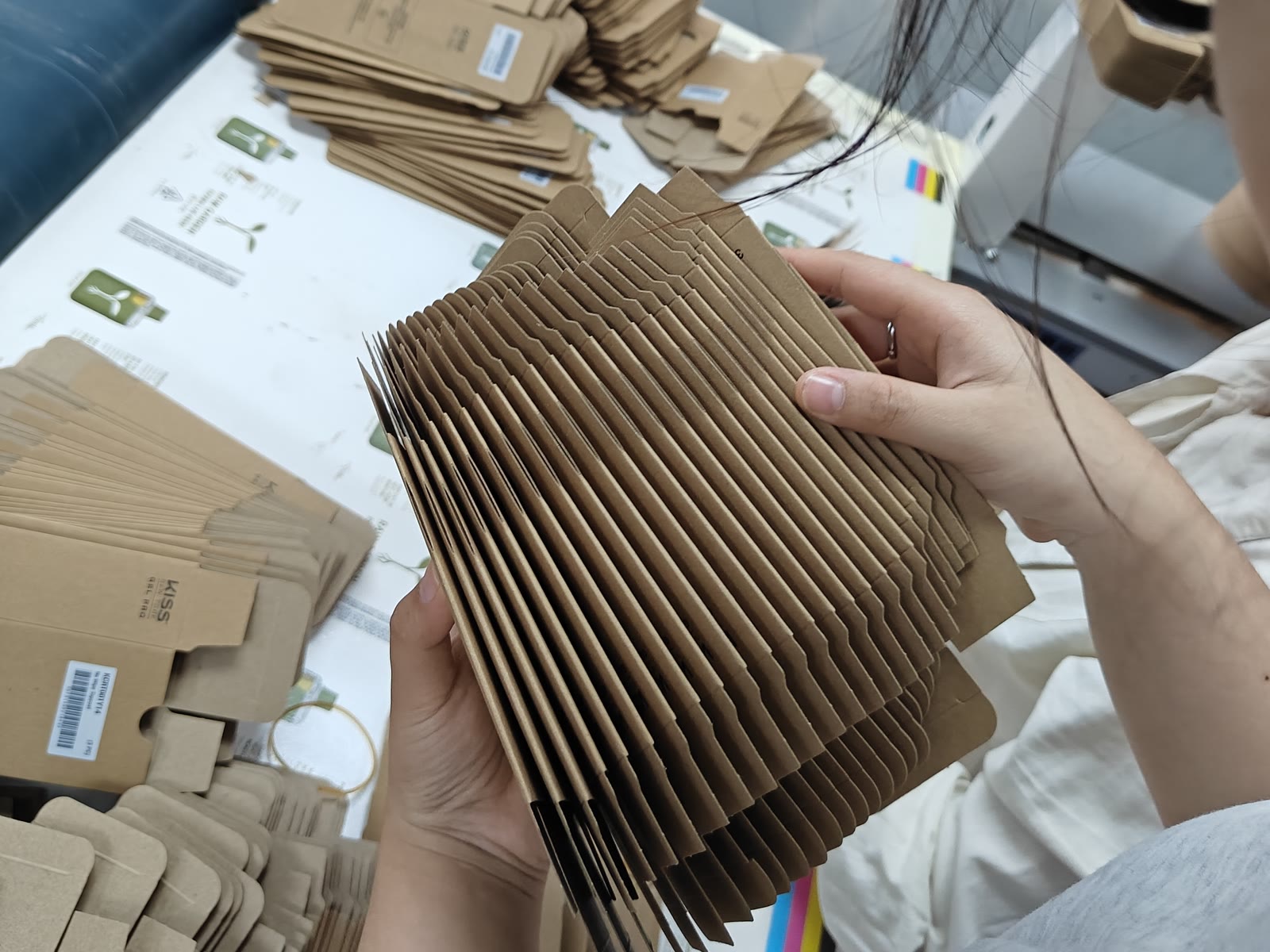 Why Choose Hibobestgift | Custom Paper Packaging Factory 1 Die-cut corrugated board pieces checked by hand at the Hibobestgift factory before folding