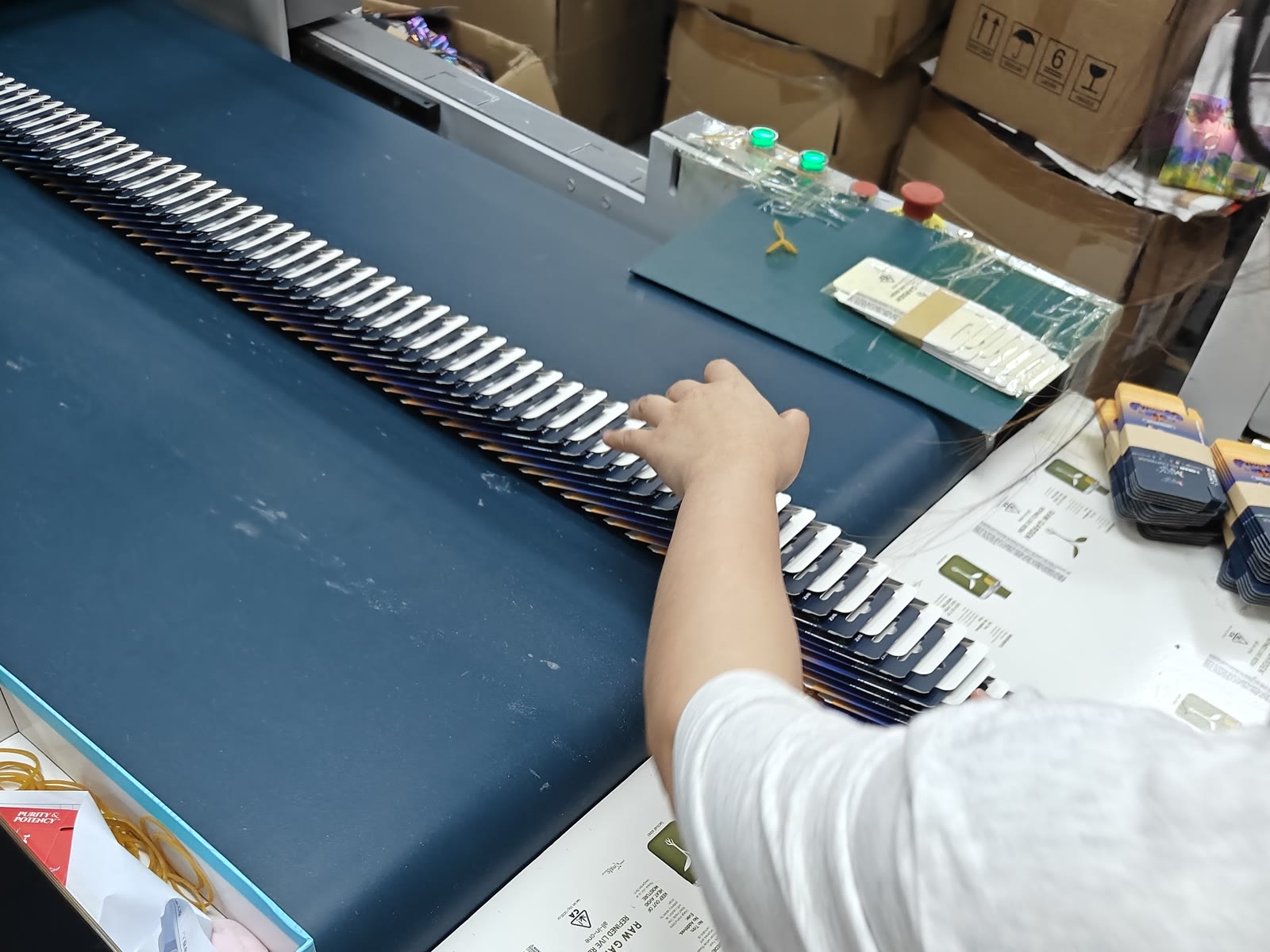 Why Choose Hibobestgift | Custom Paper Packaging Factory 3 Printed pieces checked one by one on the bench at the Hibobestgift factory before packing